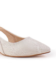 Vista a detalle de zapatilla beige con punta fina destalonada para mujer y tacón bajo de 4cm