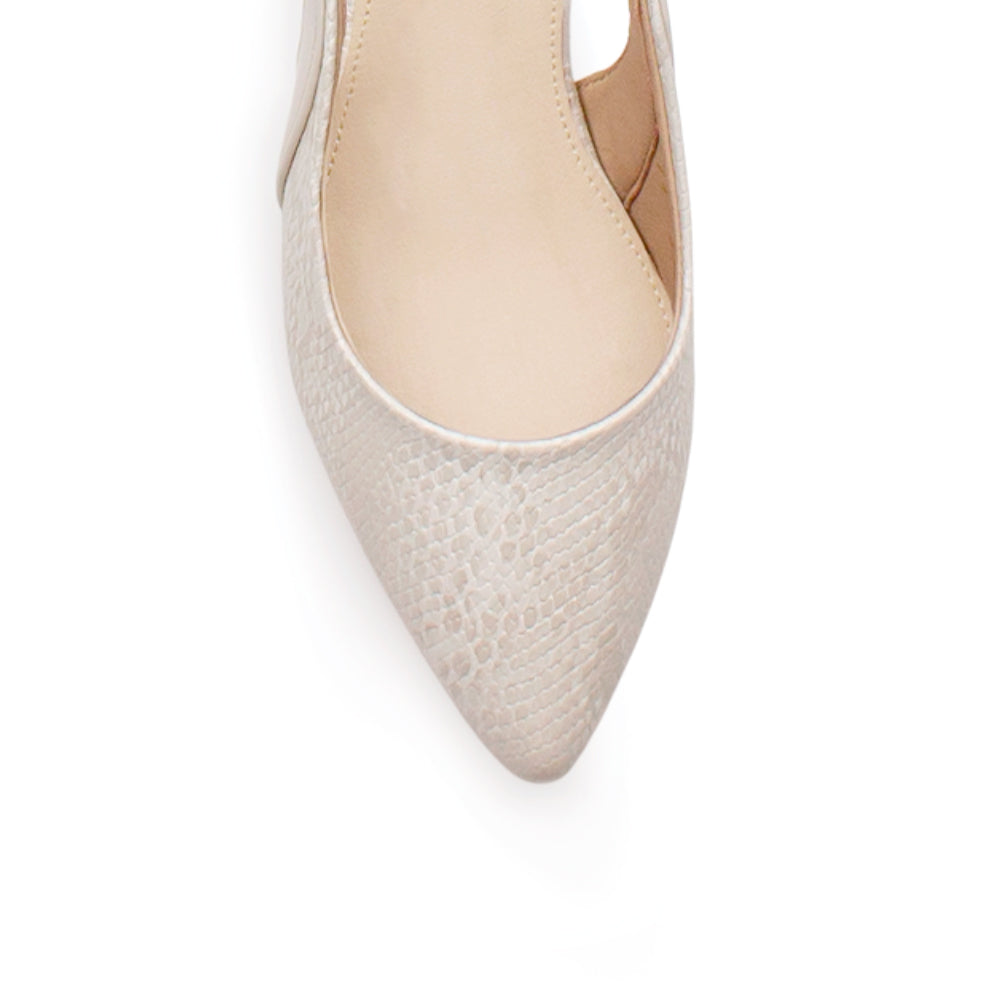 Vista de material sintético en zapatilla para mujer con punta fina y tacón bajo de 4cm en color beige