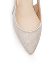 Vista de material sintético en zapatilla para mujer con punta fina y tacón bajo de 4cm en color beige