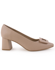 Vista lateral de zapatilla nude con punta fina y tacón bajo 6cm para dama 