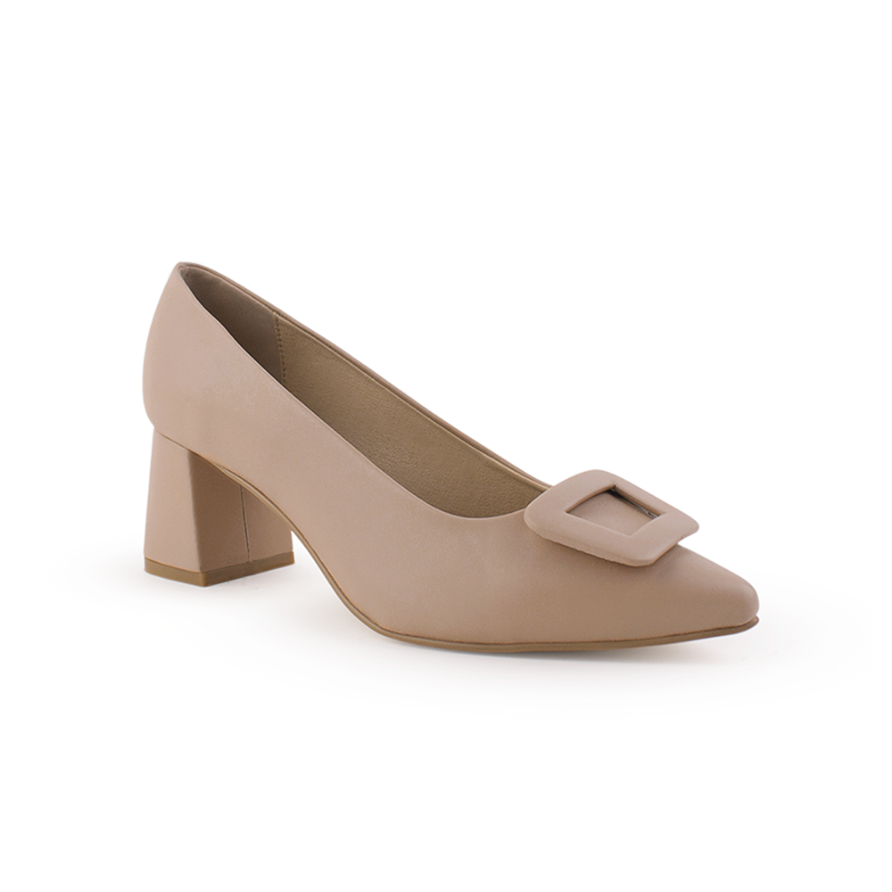 Vista diagonal de zapatilla nude con tacón bajo 6cm y punta fina para dama 