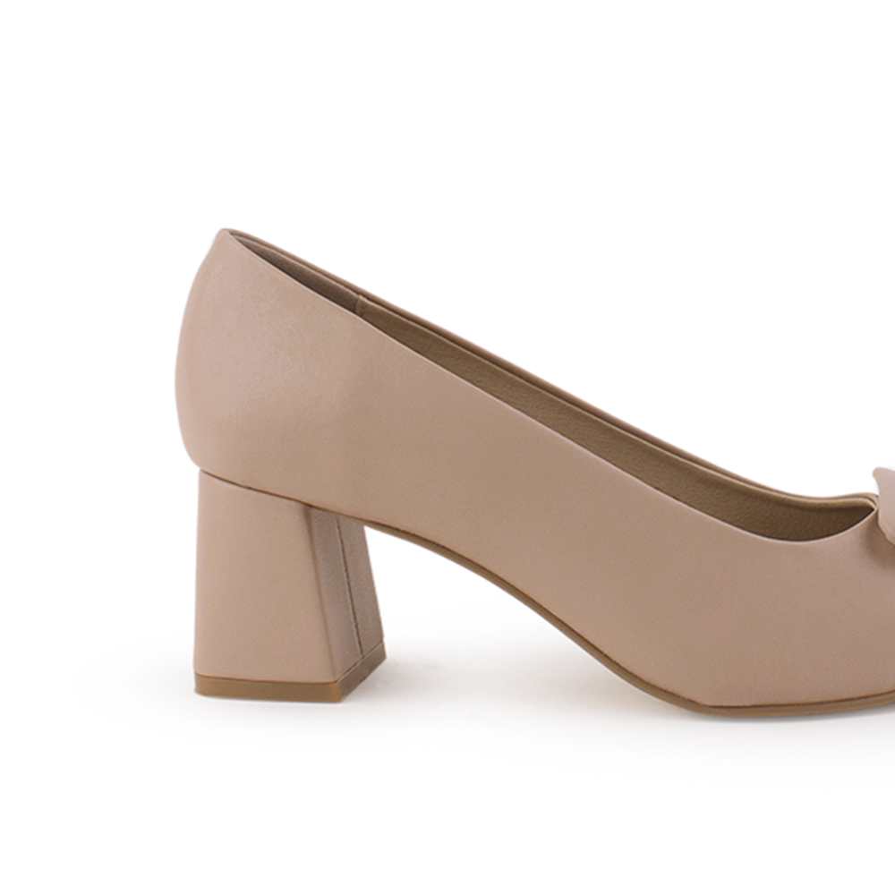 Vista trasera del tacón bajo 6cm de la zapatilla nude con punta fina para dama 