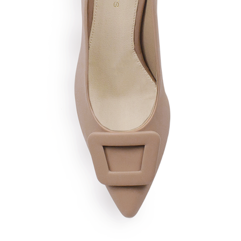 Vista del detalle en punta fina de la zapatilla nude para dama con tacón bajo 6cm 