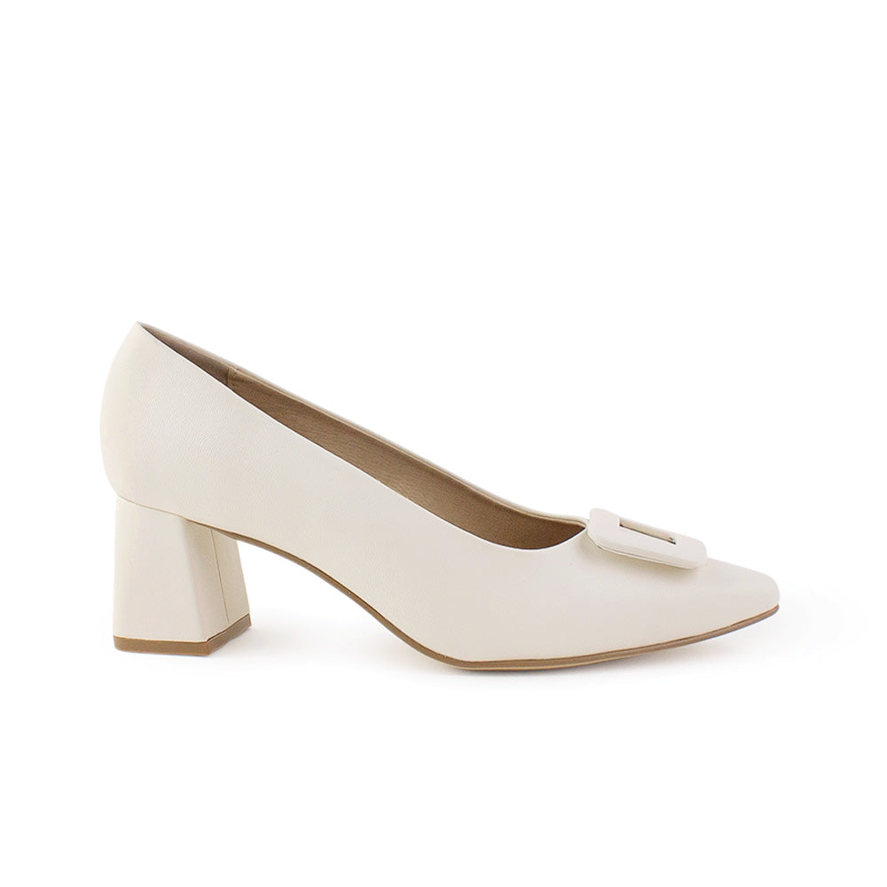Vista lateral de zapatilla beige con punta fina y tacón bajo 6cm para dama 