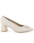 Vista lateral de zapatilla beige con punta fina y tacón bajo 6cm para dama 