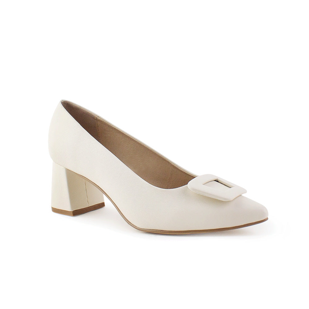 Vista diagonal de zapatilla beige con tacón bajo 6cm y punta fina para dama 