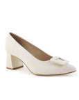 Vista diagonal de zapatilla beige con tacón bajo 6cm y punta fina para dama 