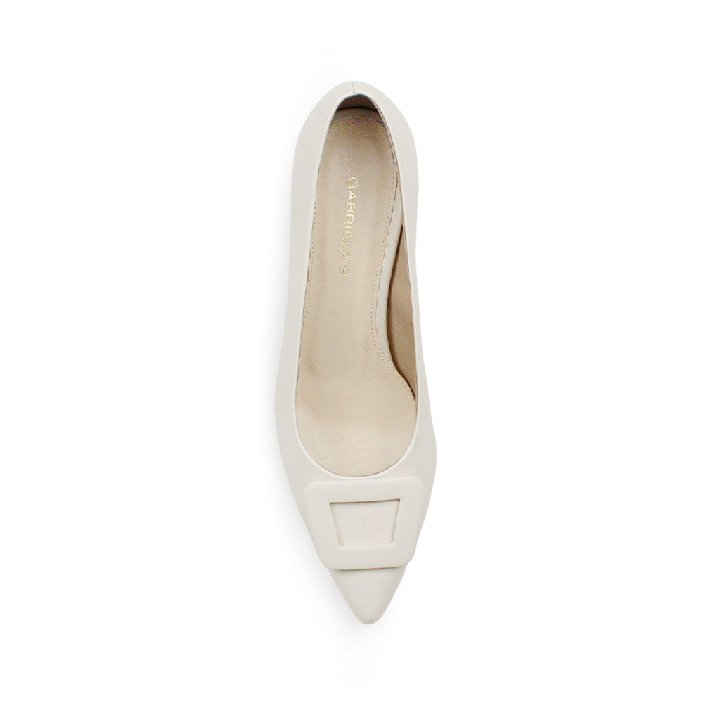 Vista superior de zapatilla beige con punta fina para dama y tacón bajo 6cm