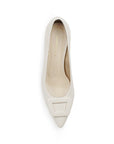 Vista superior de zapatilla beige con punta fina para dama y tacón bajo 6cm