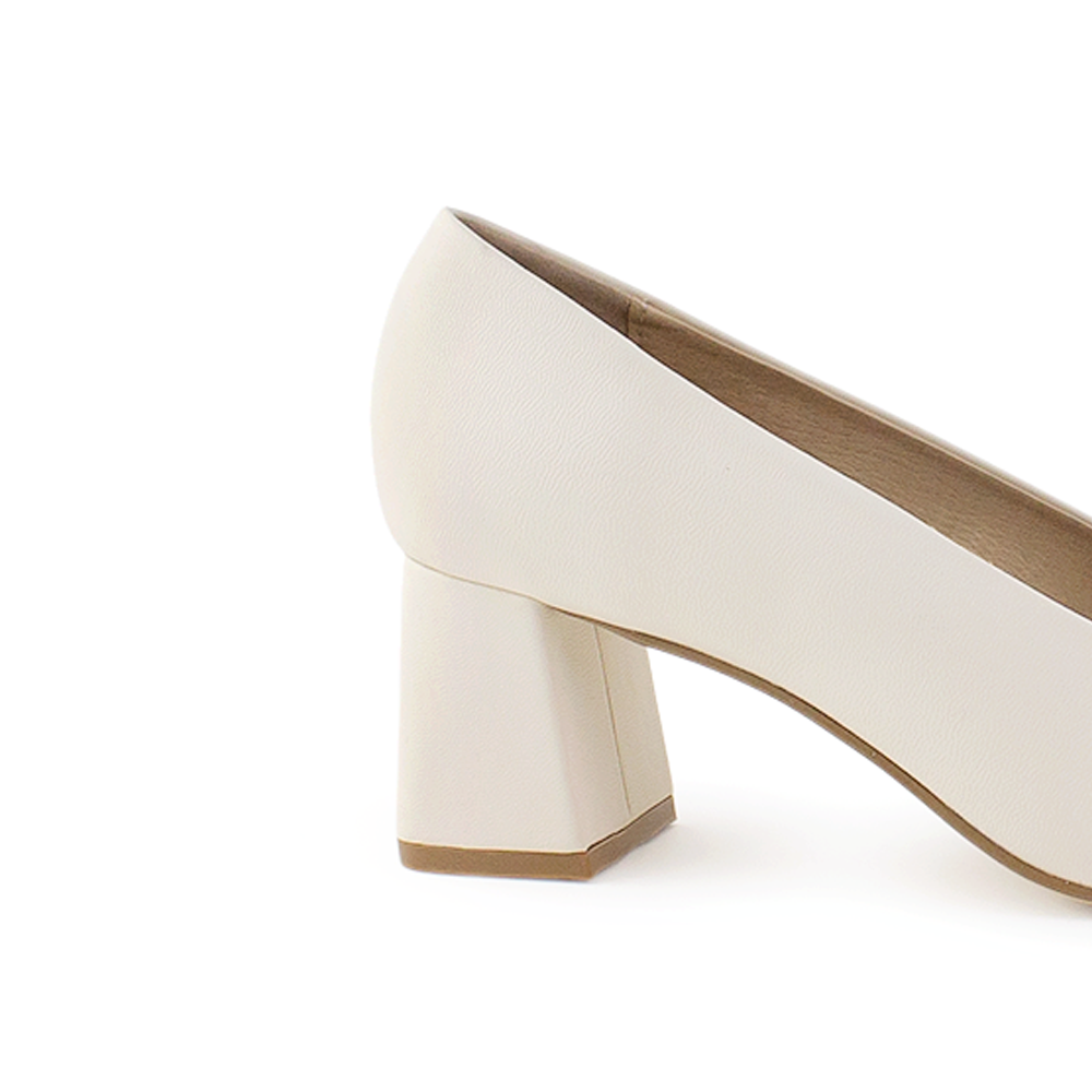 Vista trasera del tacón bajo 6cm de la zapatilla beige con punta fina para dama 