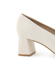 Vista trasera del tacón bajo 6cm de la zapatilla beige con punta fina para dama 