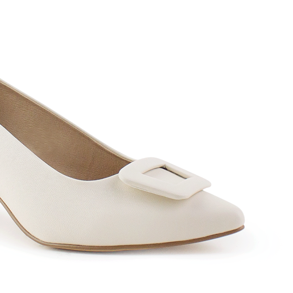 Detalle del material cabra sintético en la zapatilla beige para dama