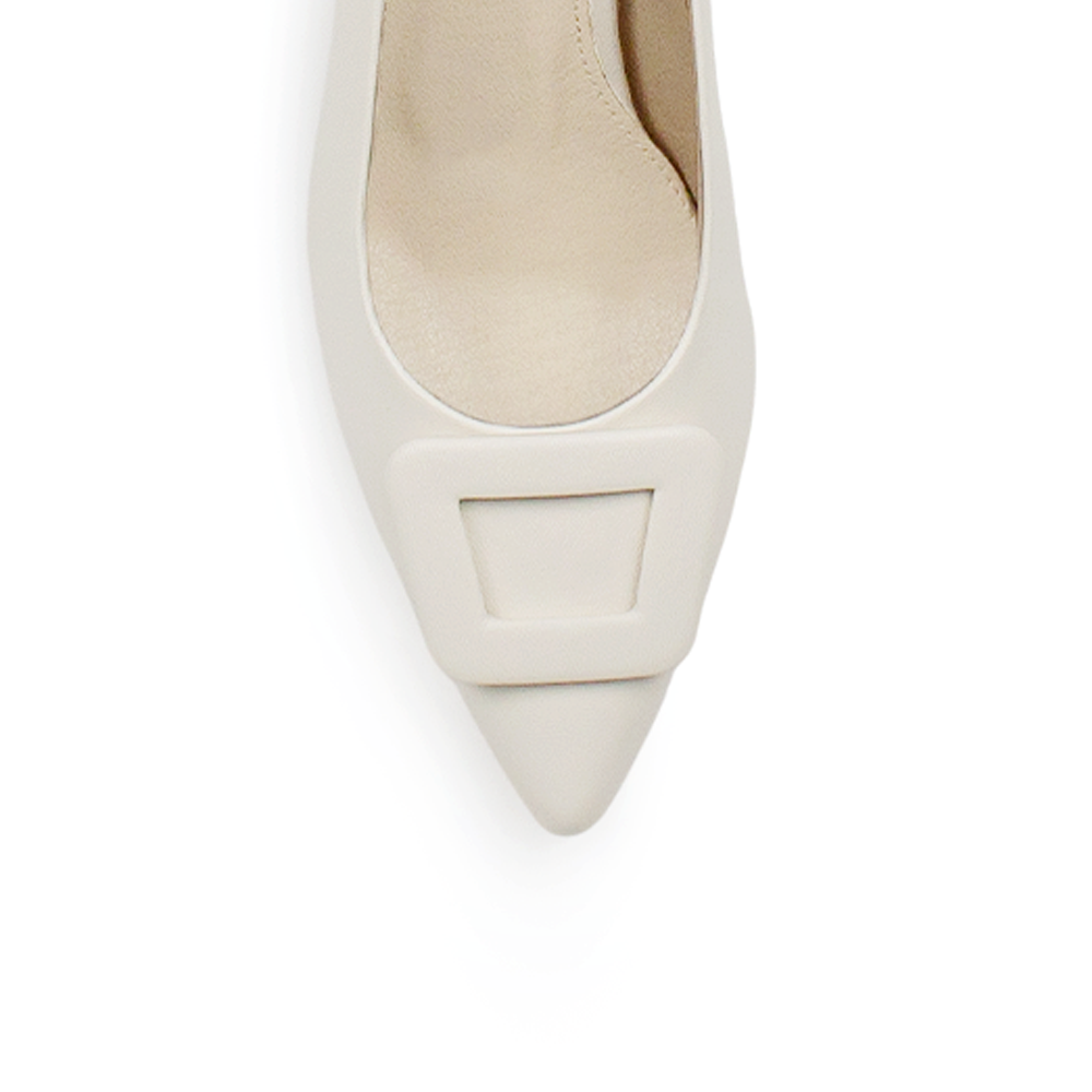 Vista del detalle en punta fina de la zapatilla beige para dama con tacón bajo 6cm 