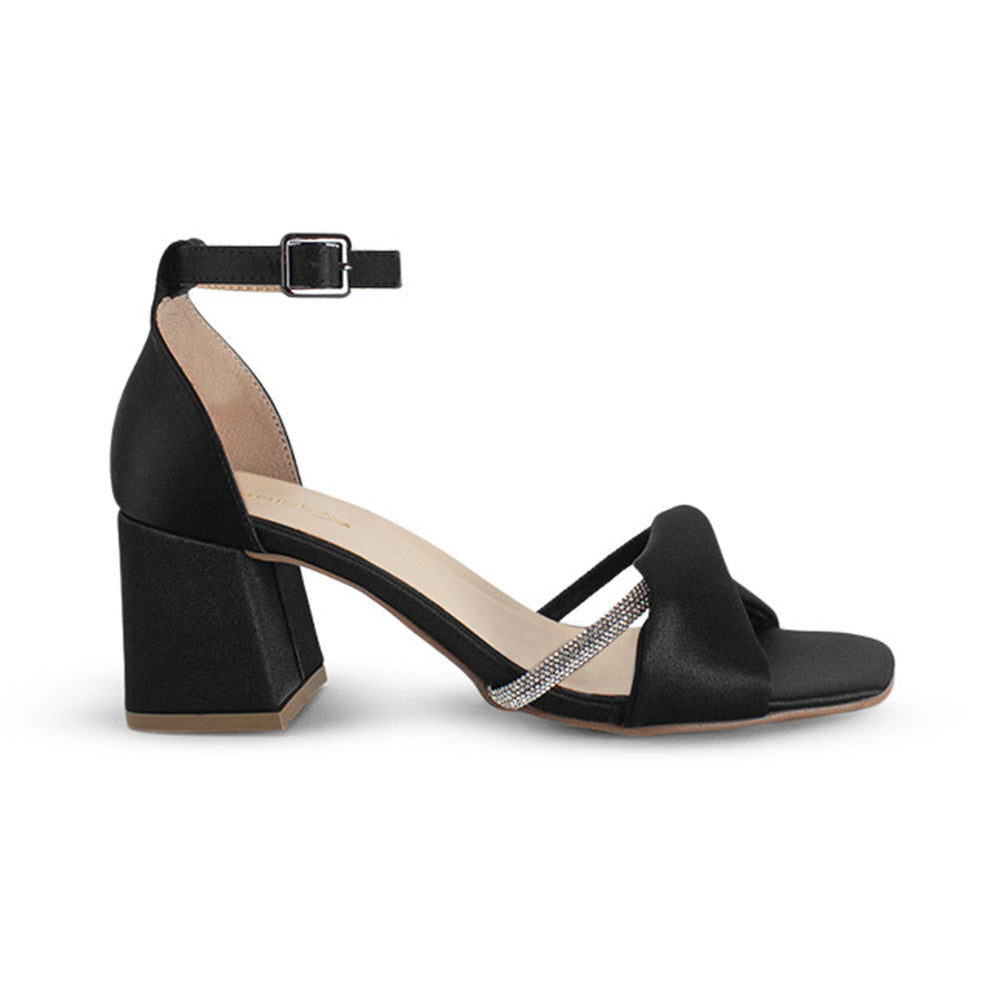 Vista lateral de zapatilla negra para mujer con banda de pedrería pulsera al tobillo y tacón ancho de 7cm