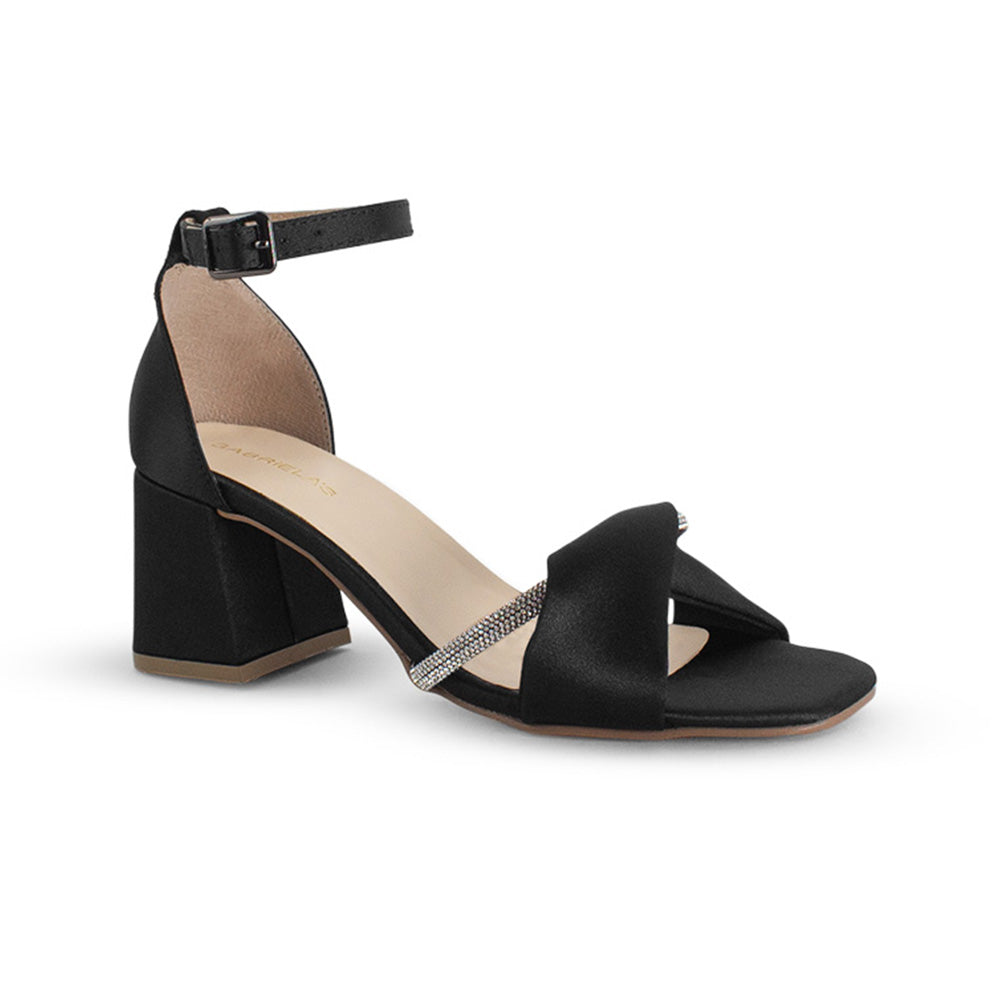 Vista diagonal de zapatilla negra para mujer con banda cruzada de pedrería y tacón ancho medio de 7cm