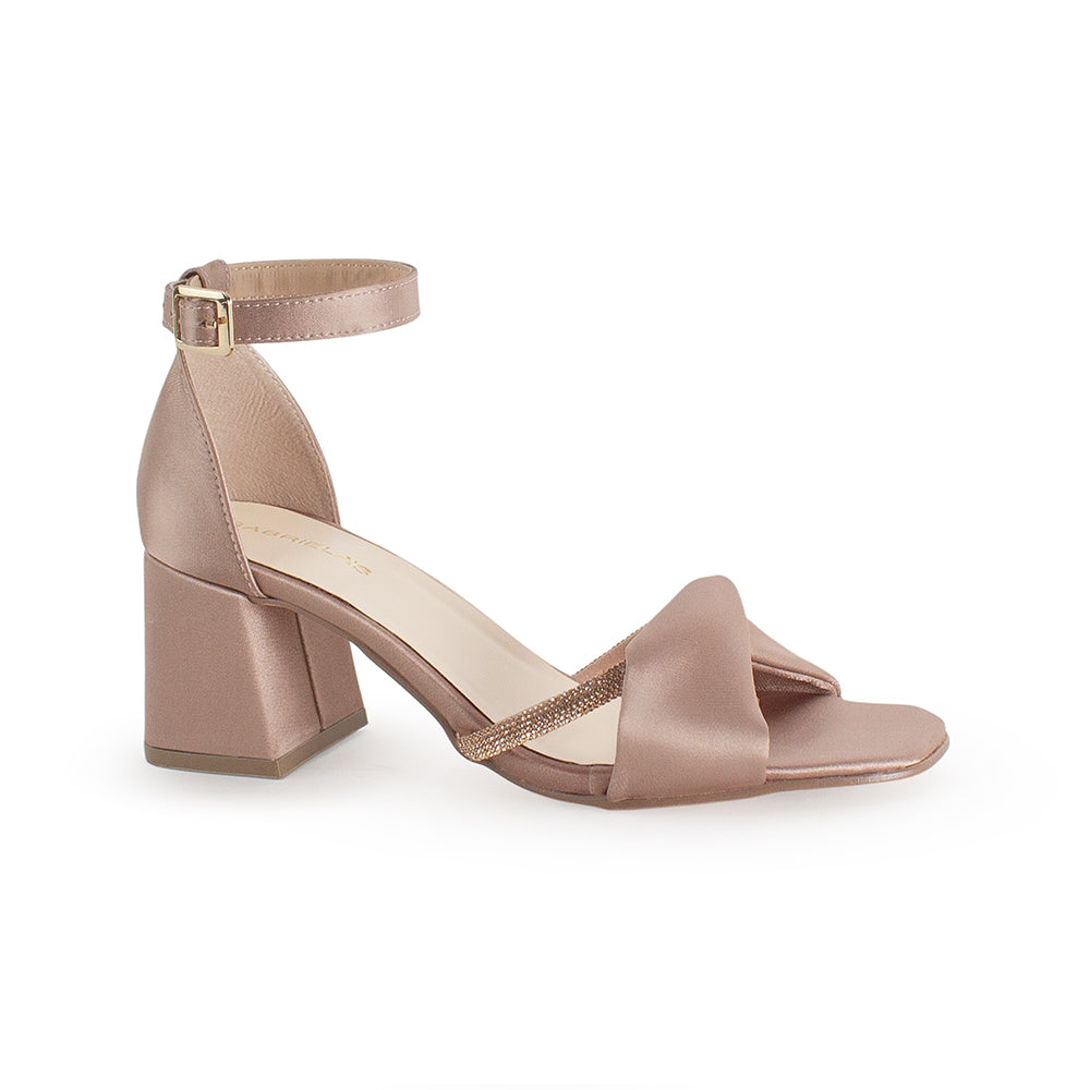 Vista diagonal de zapatilla nude para mujer con banda cruzada de pedrería y tacón ancho medio de 7cm