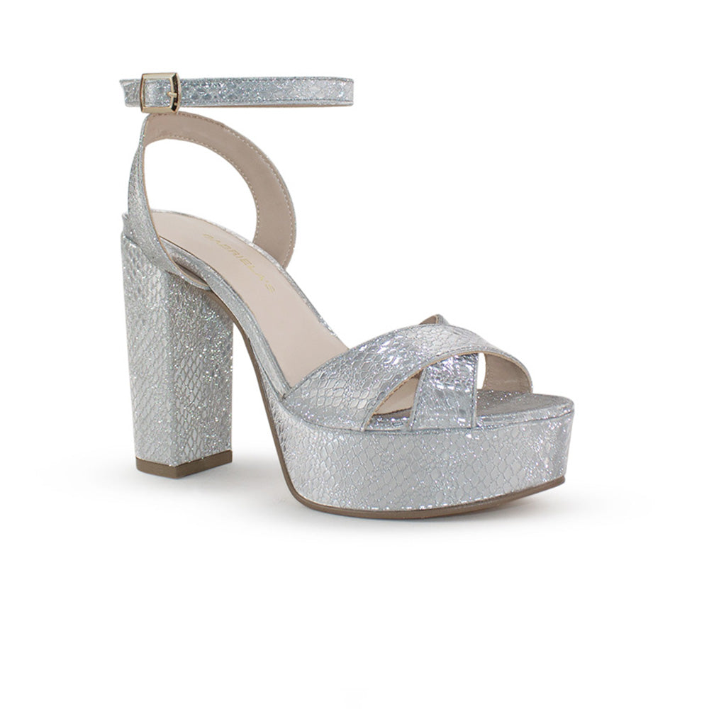 Vista diagonal de zapatilla plateada con tiras cruzadas plataforma y tacón alto 12cm para dama