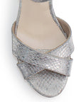 Vista del detalle en tiras cruzadas de la zapatilla plateada para dama con plataforma y tacón alto 12cm 