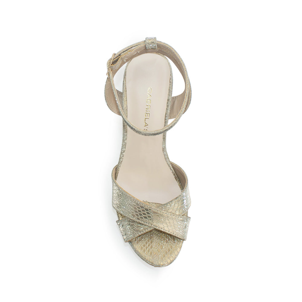 Vista superior de zapatilla dorada con tiras cruzadas pulsera ajustable al tobillo plataforma y tacón alto 12cm para dama 