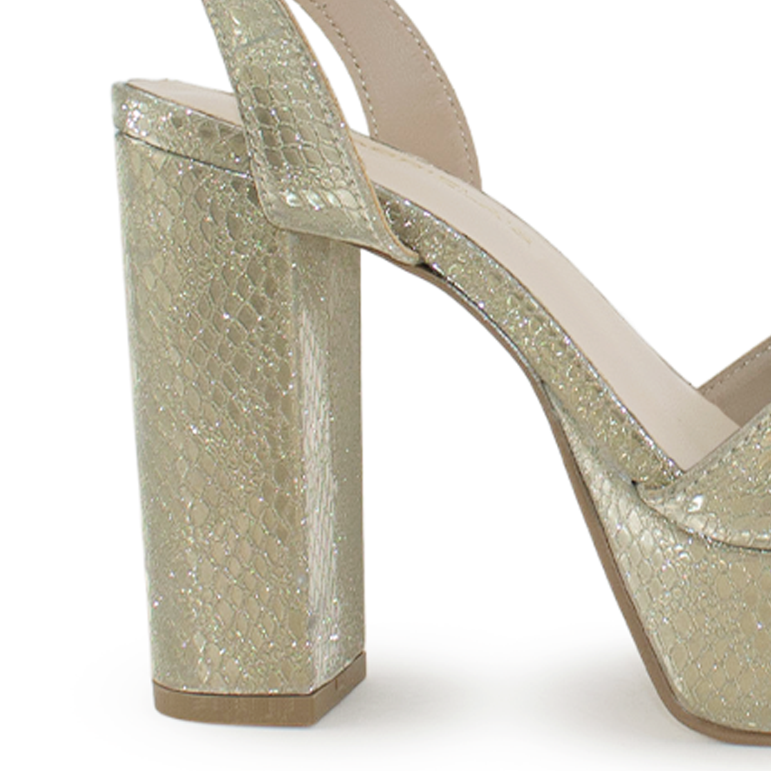 Vista trasera del tacón alto 12cm de la zapatilla dorada con plataforma, pulsera ajustable y tiras cruzadas para dama 