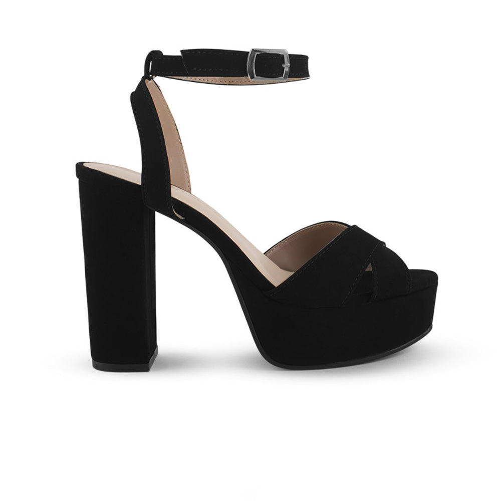 Vista lateral de zapatilla negra con plataforma tiras cruzadas al frente y tacón alto 12cm