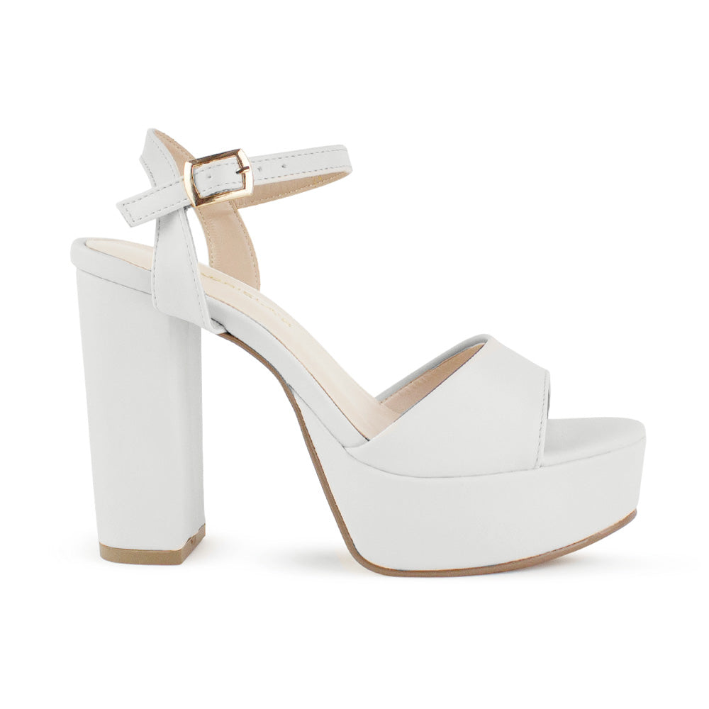 Vista lateral de zapatilla beige para mujer con tacón ancho alto de 12m y pulsera ajustable al tobillo