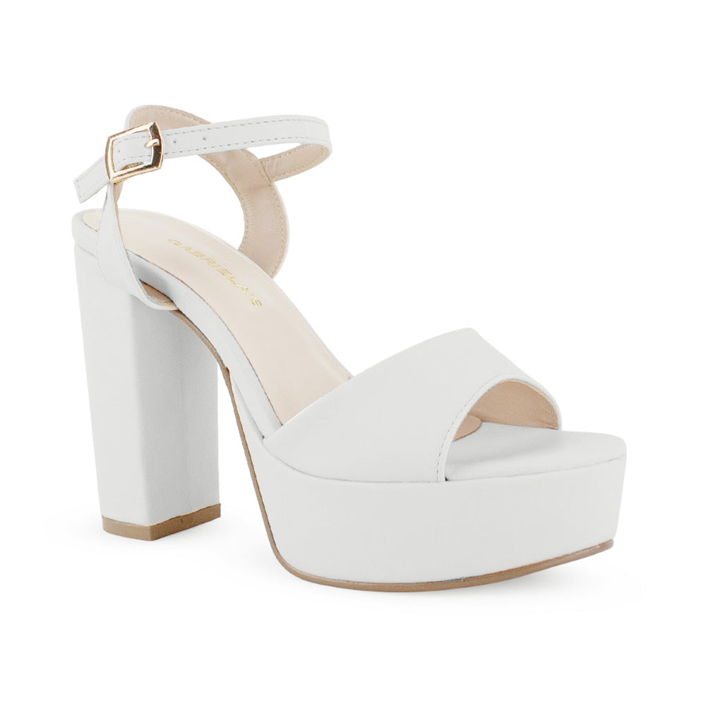Vista diagonal de zapatilla beige de diseño descubierto para mujer con tacón alto de 12cm y pulsera