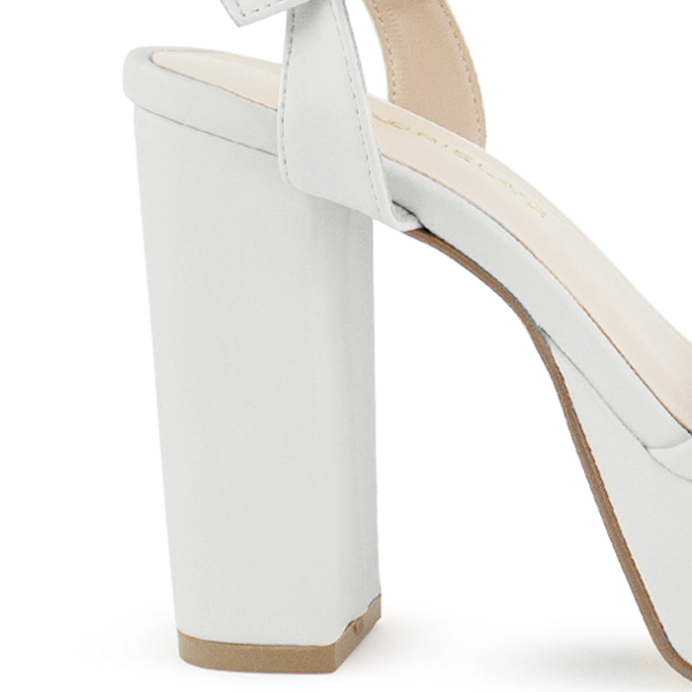 Vista trasera de tacón ancho alto de 12cm en zapatilla para mujer con pulsera ajustable al tobillo en color beige