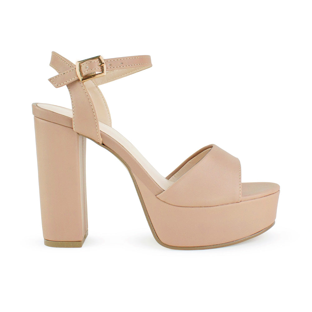 Vista lateral de zapatilla nude para mujer con tacón ancho alto de 12m y pulsera ajustable al tobillo