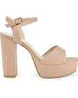 Vista lateral de zapatilla nude para mujer con tacón ancho alto de 12m y pulsera ajustable al tobillo