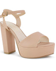 Vista diagonal de zapatilla nude de diseño descubierto para mujer con tacón alto de 12cm y pulsera