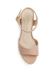 Vista superior de zapatilla nude de diseño descubierto para mujer con pulsera ajustable al tobillo