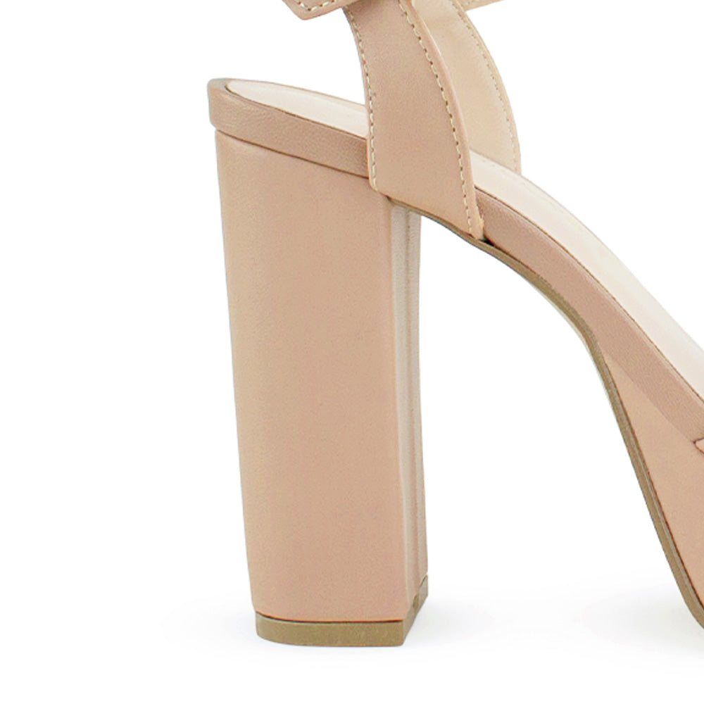 Vista trasera de tacón ancho alto de 12cm en zapatilla para mujer con pulsera ajustable al tobillo en color nude 