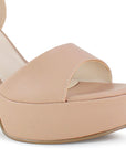 Vista a detalle de zapatilla nude de diseño descubierto para mujer con tacón alto de 12cm y pulsera ajustable