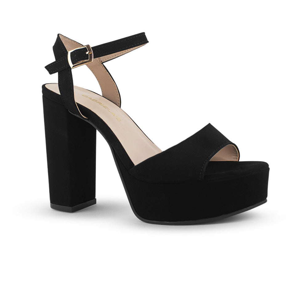Vista diagonal de zapatilla negra de diseño descubierto para mujer con tacón alto de 12cm y pulsera