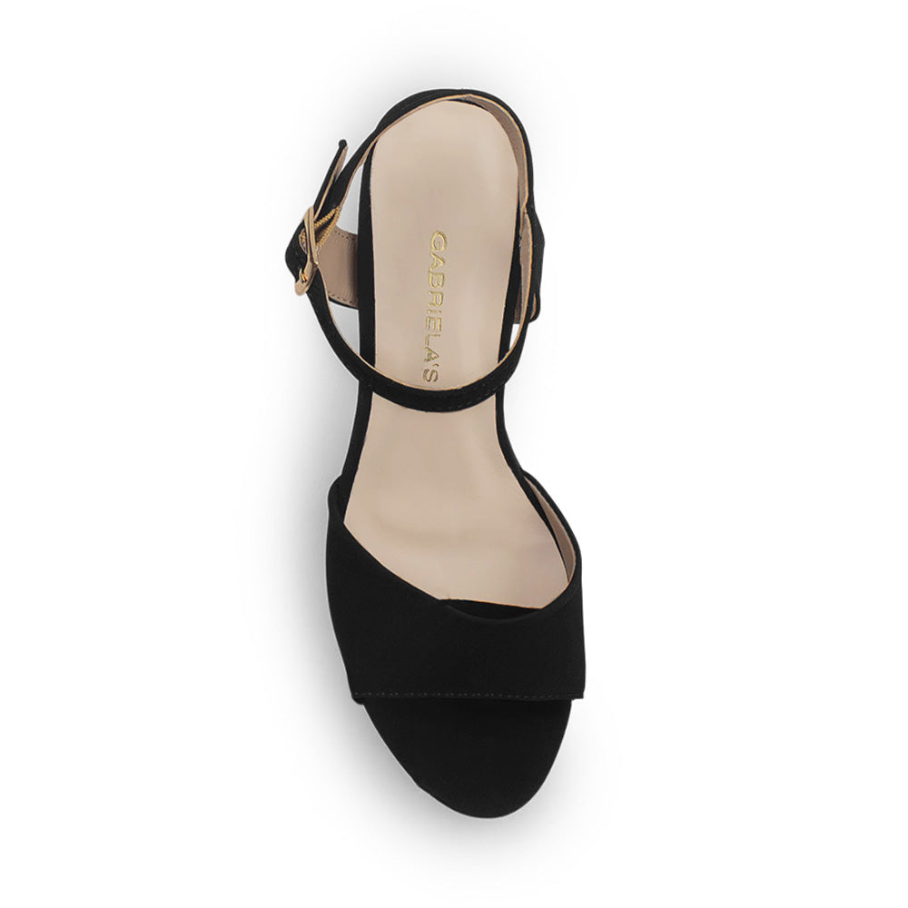 Vista superior de zapatilla negra de diseño descubierto para mujer con pulsera ajustable al tobillo
