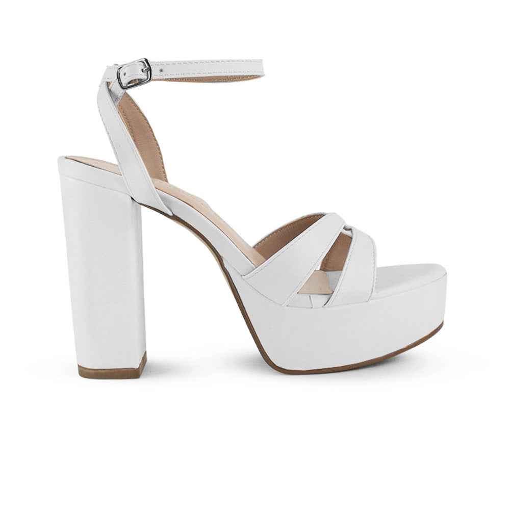 Vista lateral de zapatilla blanca para mujer con tacón bloque alto de 12cm y pulsera ajustable al tobillo