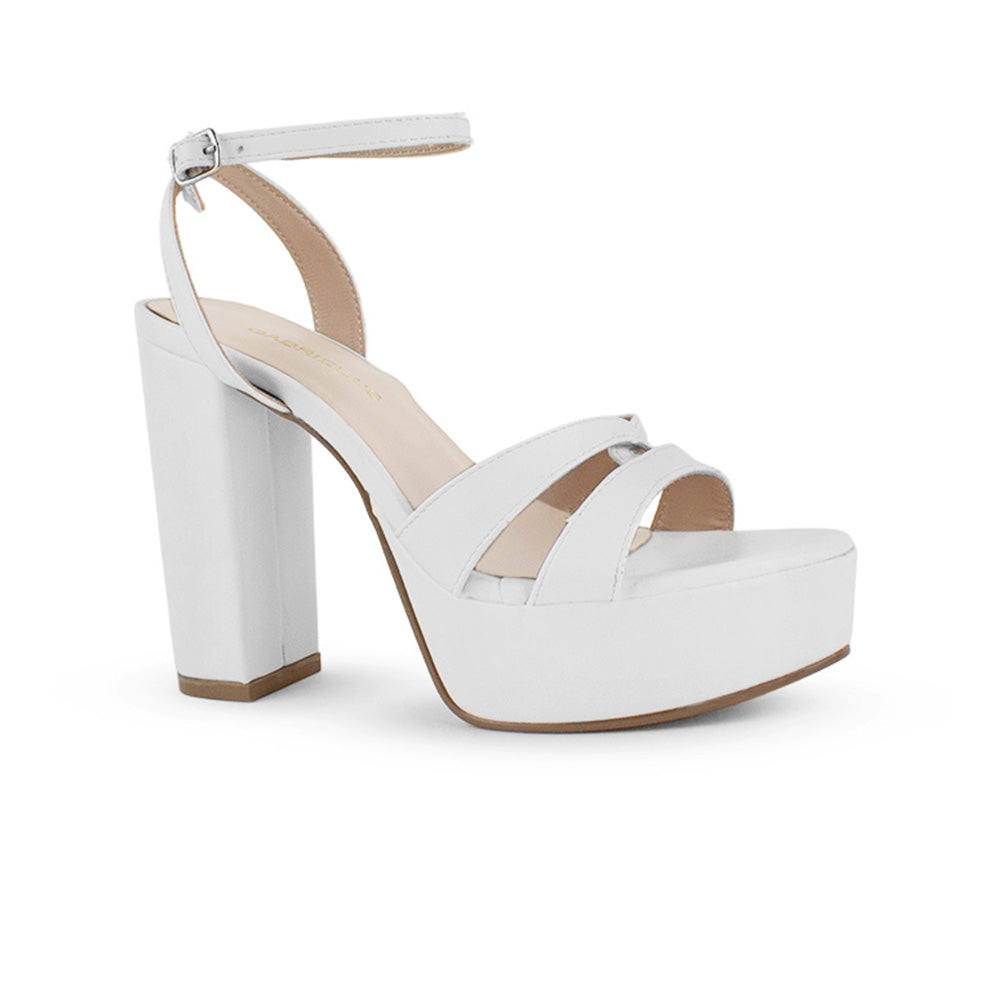 Vista diagonal de zapatilla blanca para mujer con tacón alto de 12cm plataforma en la parte de adelante y pulsera ajustable al tobillo 