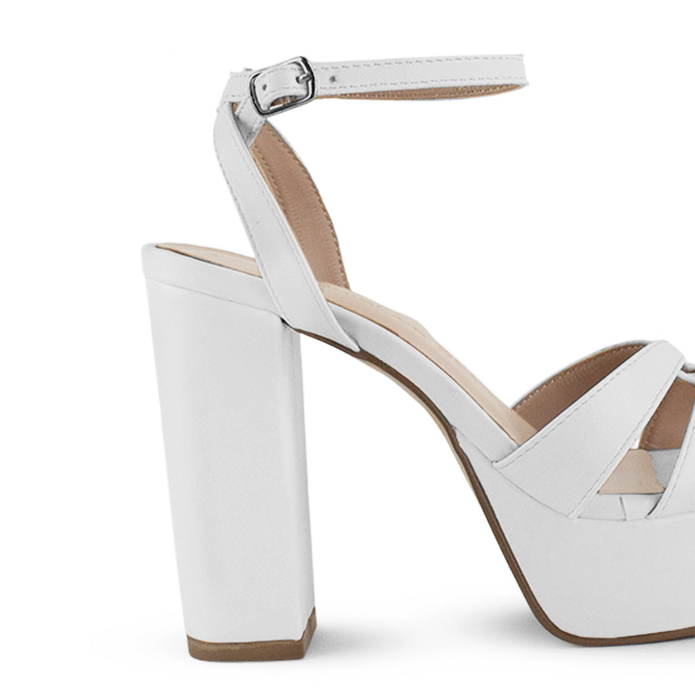 Vista trasera de tacón bloque alto de 12cm en zapatilla blanca para mujer con pulsera ajustable al tobillo