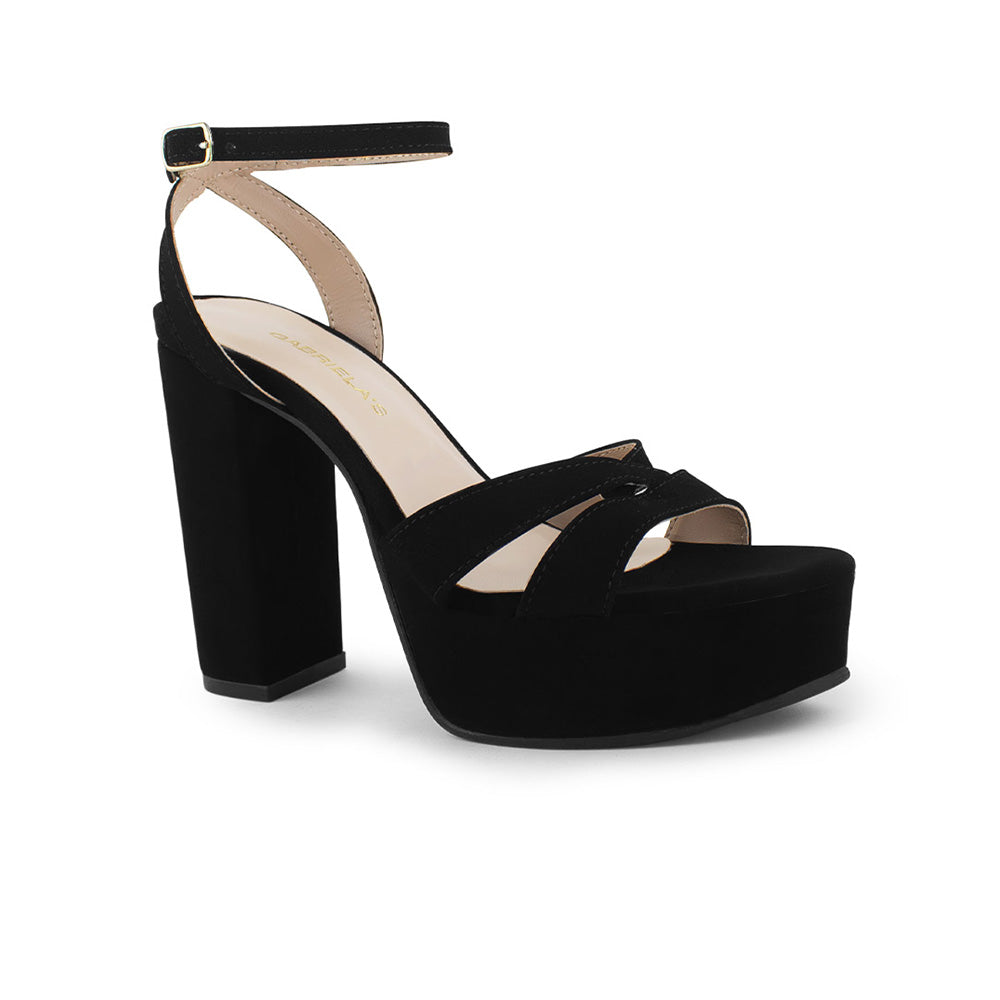 Vista diagonal de zapatilla negra para mujer con tacón alto de 12cm plataforma en la parte de adelante y pulsera ajustable al tobillo 