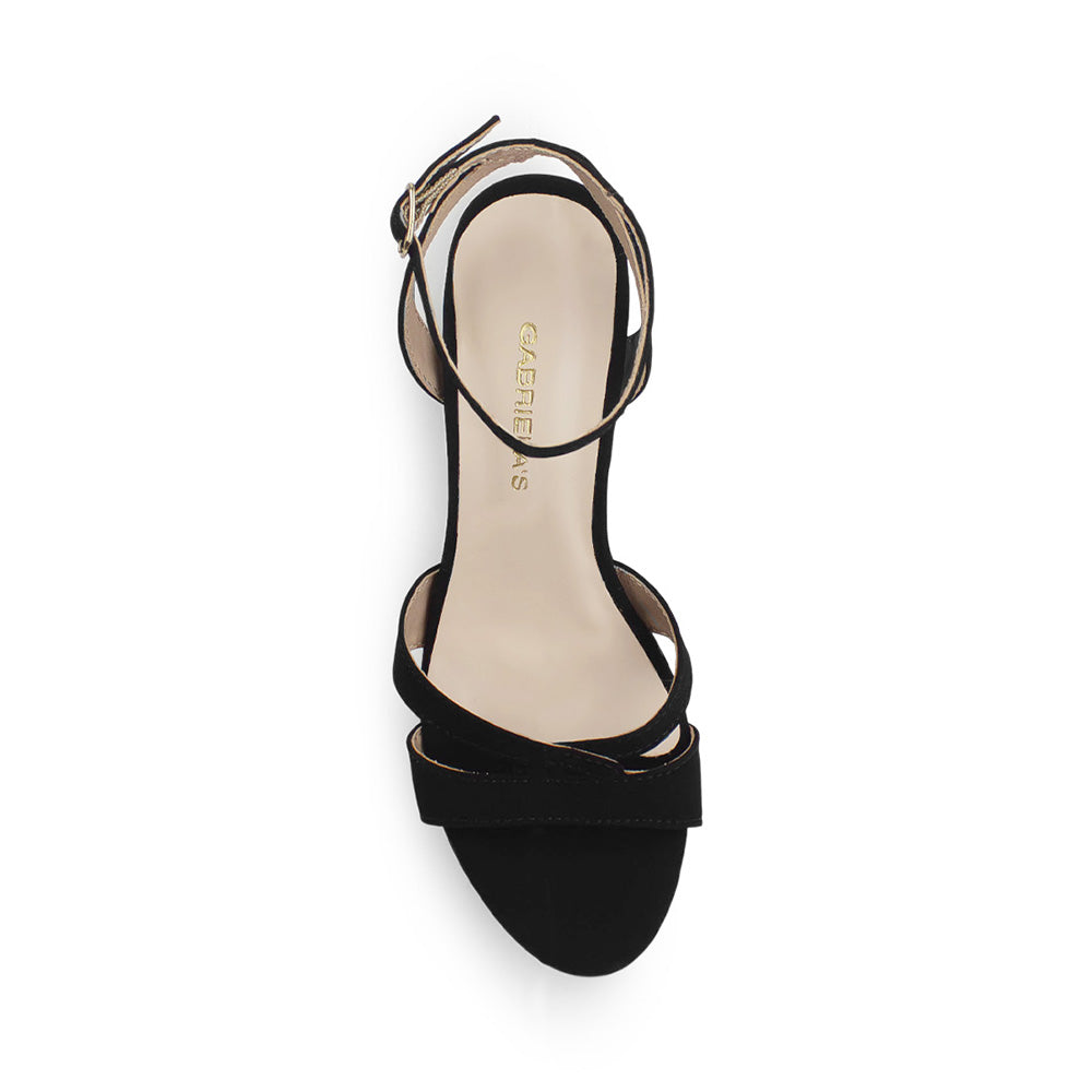 Vista superior de zapatilla para mujer con diseño descubierto y pulsera ajustable al tobillo en color negro
