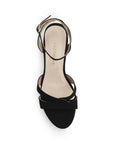 Vista superior de zapatilla para mujer con diseño descubierto y pulsera ajustable al tobillo en color negro