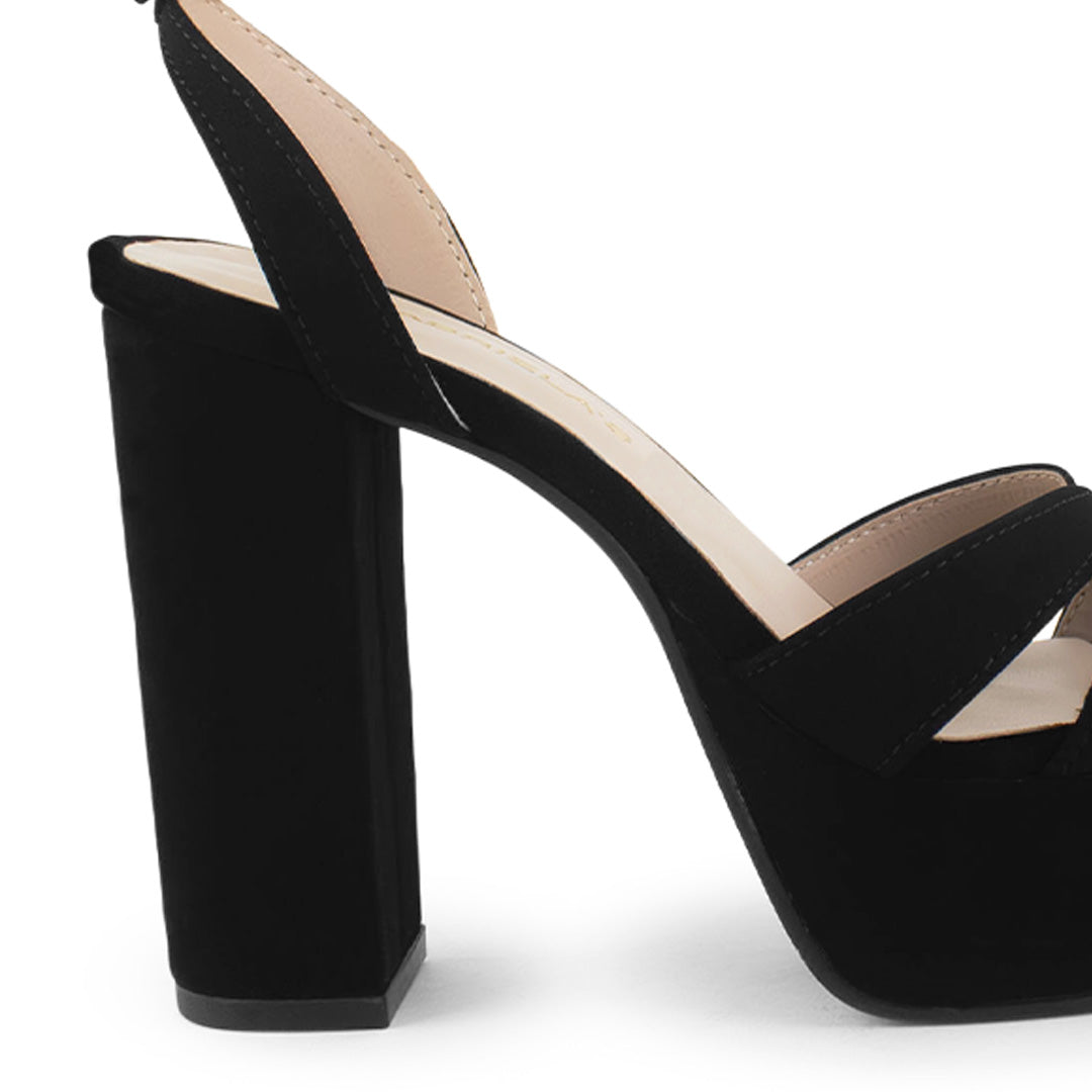 Vista trasera de tacón bloque alto de 12cm en zapatilla negra para mujer con pulsera ajustable al tobillo