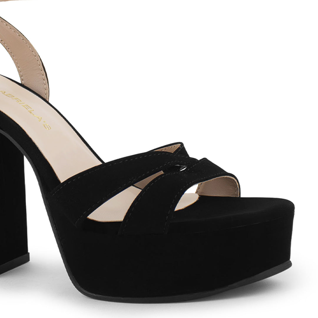Vista a detalle de zapatilla para mujer con diseño descubierto y tacón alto de 12cm en color negro