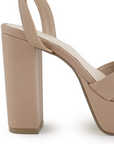 Vista trasera de tacón bloque alto de 12cm en zapatilla nude para mujer con pulsera ajustable al tobillo