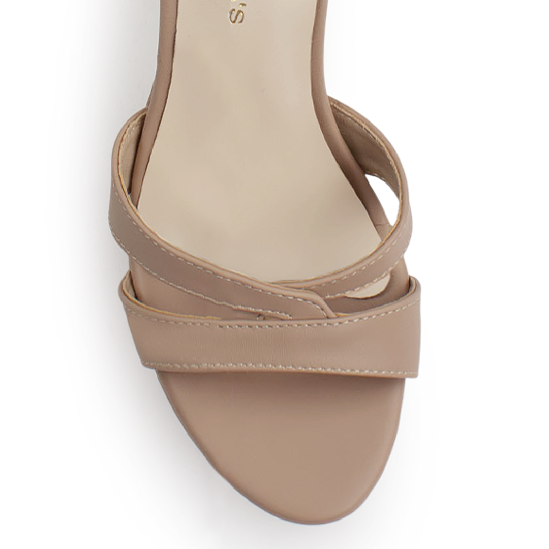 Vista de material cabra sintético en zapatilla nude para mujer con diseño descubierto pulsera ajustable y tacón de 12cm