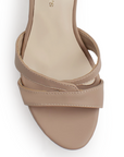 Vista de material cabra sintético en zapatilla nude para mujer con diseño descubierto pulsera ajustable y tacón de 12cm