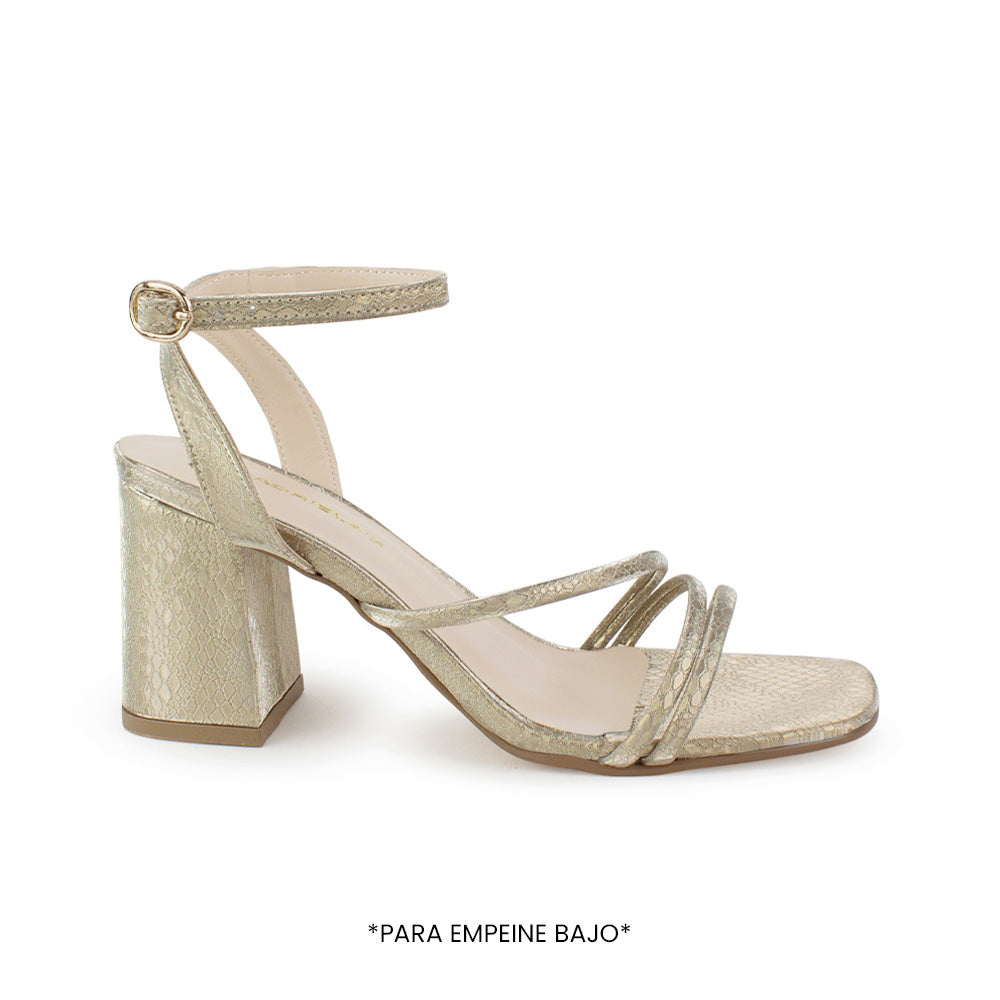 Vista lateral en la zapatilla dorada de fiesta para dama con tiras delgadas, pulsera ajustable al tobillo y tacón medio 7cm 