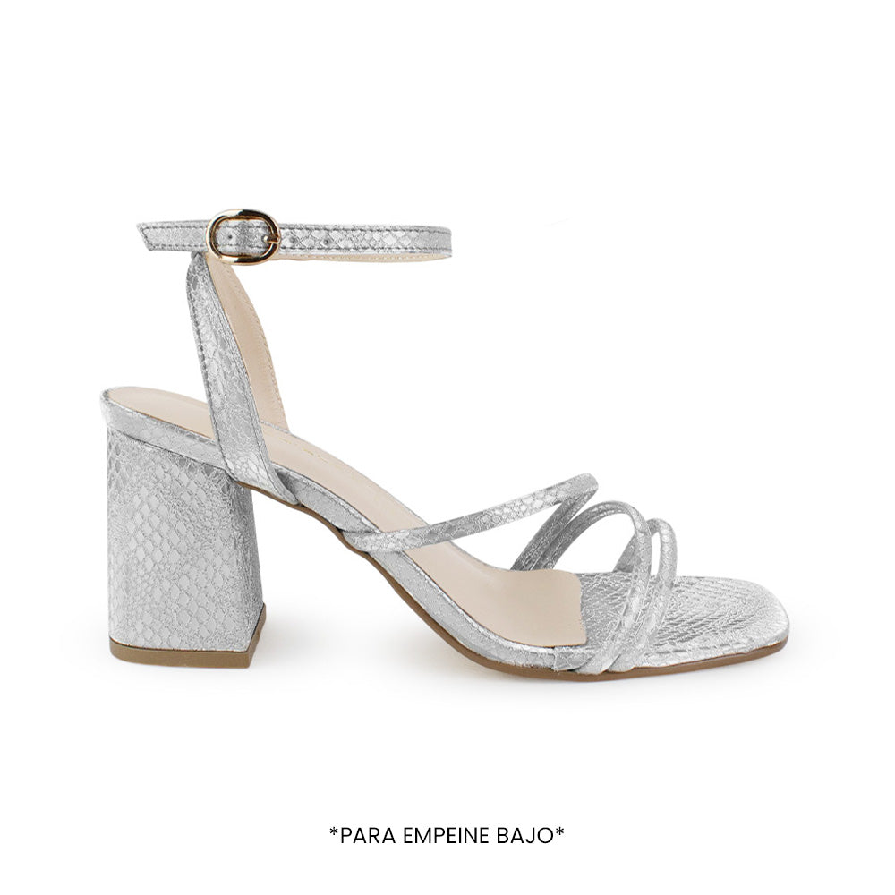 Vista lateral en la zapatilla plateada de fiesta para dama con tiras delgadas, pulsera ajustable al tobillo y tacón medio 7cm 
