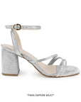 Vista lateral en la zapatilla plateada de fiesta para dama con tiras delgadas, pulsera ajustable al tobillo y tacón medio 7cm 